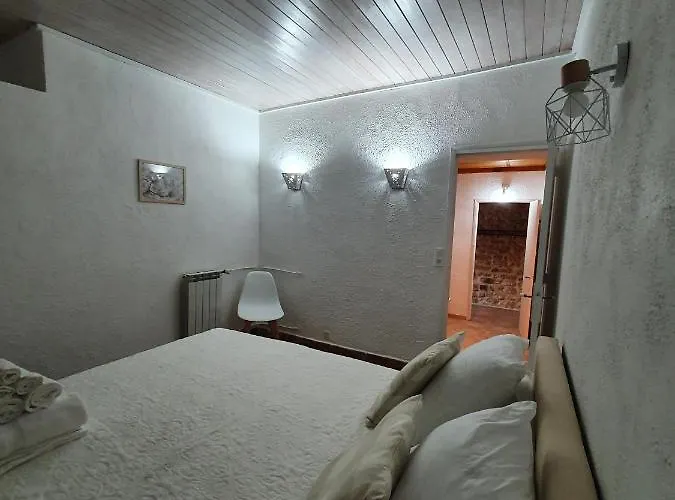 Pont Du Gard,appartement A Du Gard Апартаменты *